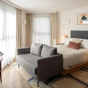 Rockwell East-tower Bridge Otel