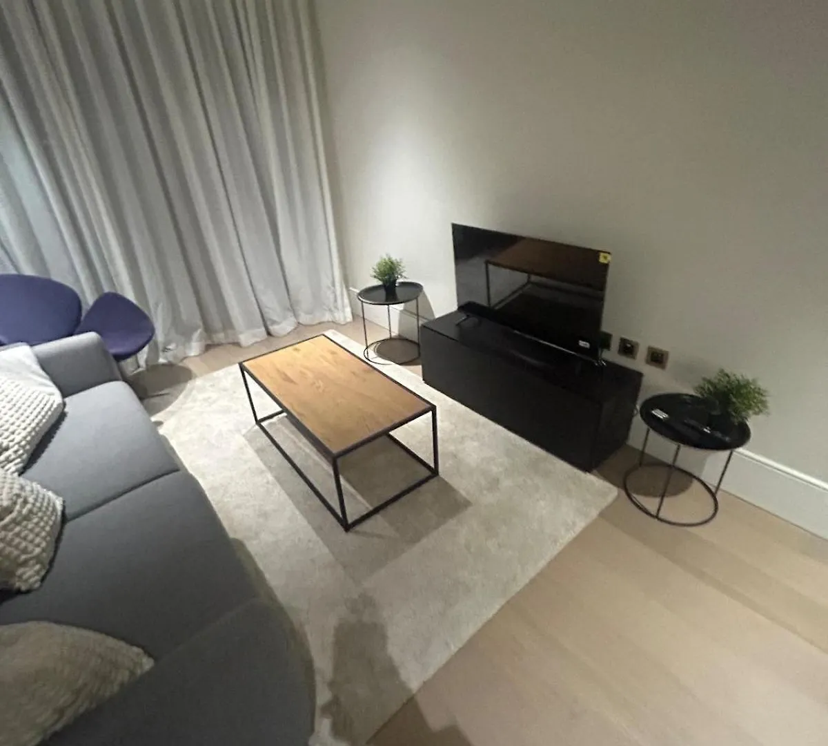 Luxury 1 Bed Apartment Greenwich contacts